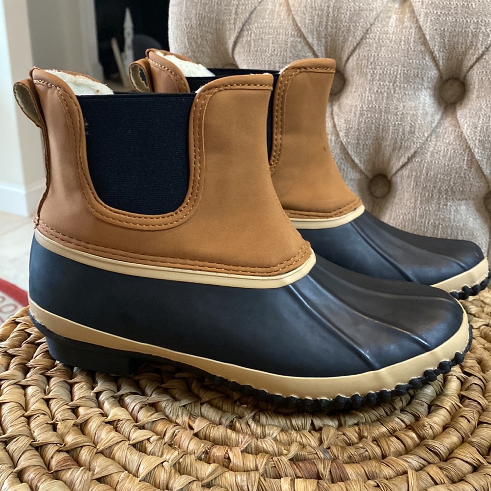 STYLE & CO NWT Womens Pull Tab Waterproof Tan & Black Duck Boots - Size 5 - Picture 4 of 15